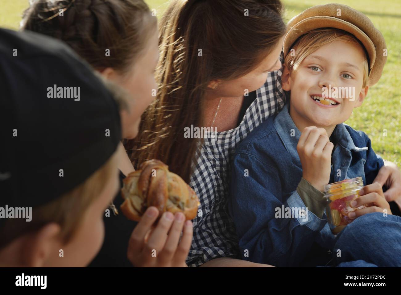 Mutter, die Picknick mit Kindern Stockfoto