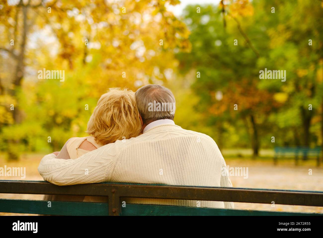 Aktive Senioren auf einem Spaziergang im Herbst Wald Stockfoto