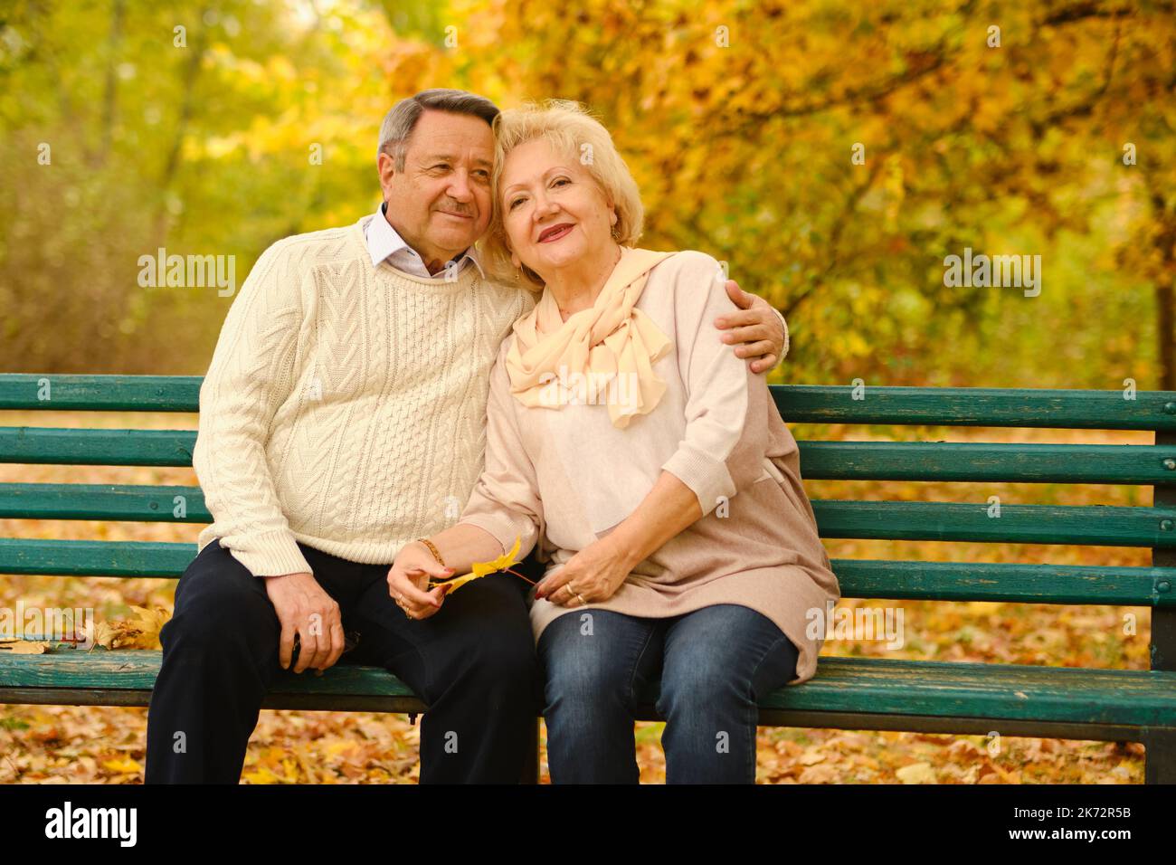 Aktive Senioren auf einem Spaziergang im Herbst Wald Stockfoto