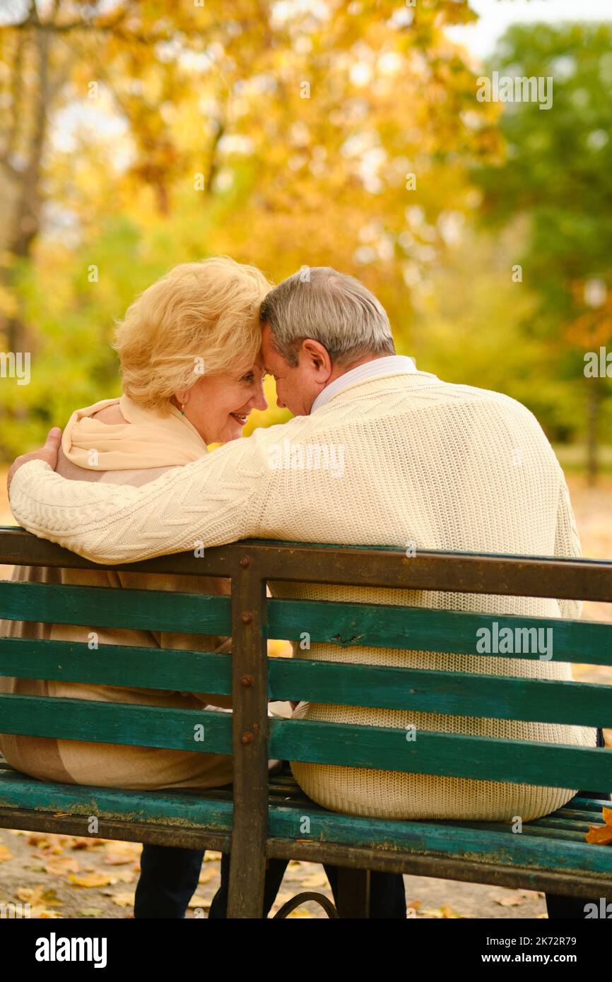 Aktive Senioren auf einem Spaziergang im Herbst Wald Stockfoto