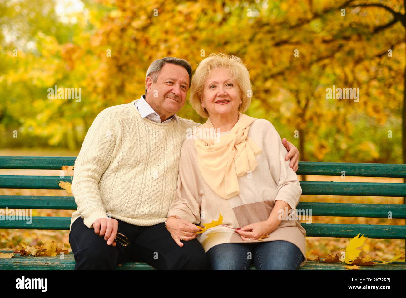 Aktive Senioren auf einem Spaziergang im Herbst Wald Stockfoto