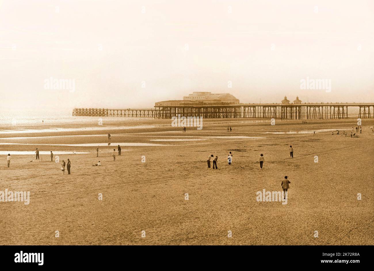 Vintage Blackpool, Lancashire, 1968, North Pier & Beach Stockfoto