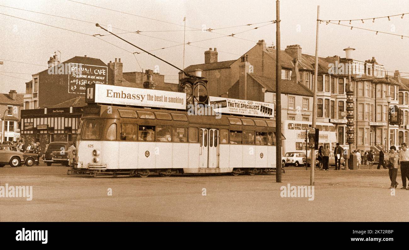 Vintage Blackpool Tram, Lancashire, Golden Mile, ein Name, der der Promenade zwischen den Nord- und Südpiers gegeben wurde Stockfoto