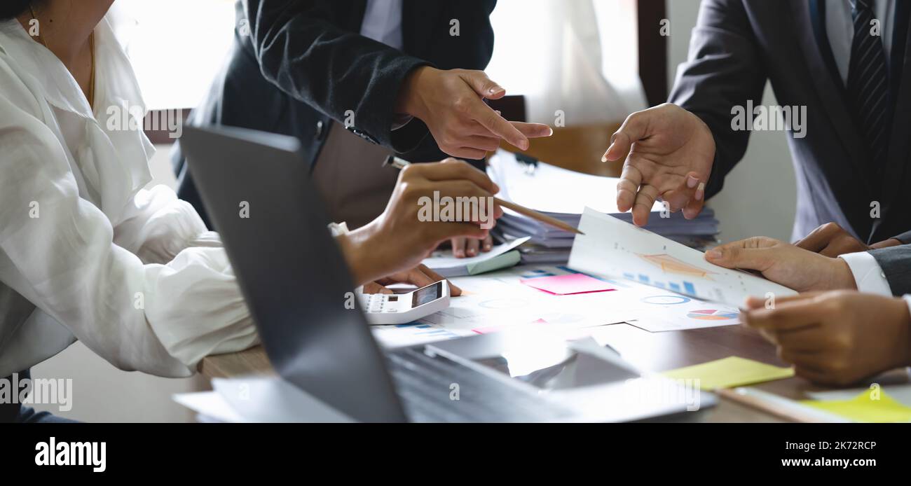 Business People Planning Strategy Analysis aus Finanzdokumentbericht, Office Concept Stockfoto