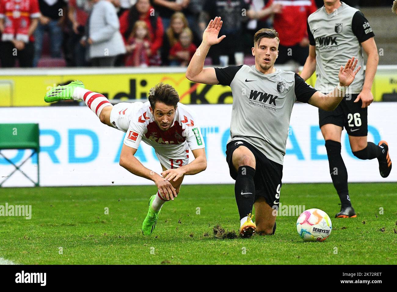 KÖLN, 16. OKTOBER 2022: Ermedin Demirovic, Mark Uth. Das Fußballspiel der Bundesliga 1. FC Köln gegen FC Augsburg. Rhein Energie Stadion f Stockfoto