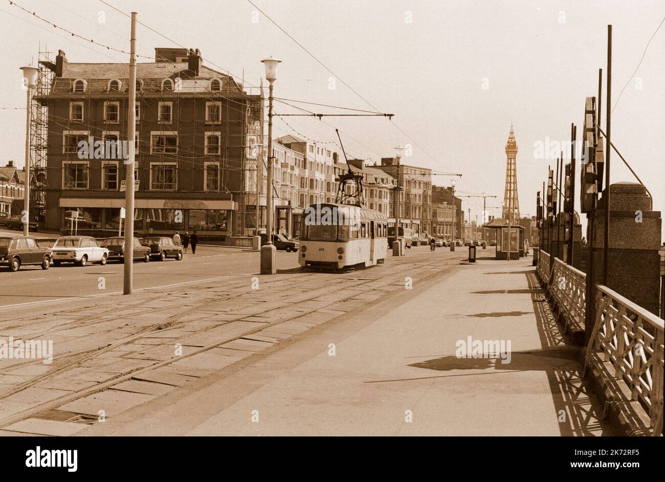 Vintage Blackpool Tram, Lancashire, Golden Mile, ein Name, der der Promenade zwischen den Nord- und Südpiers gegeben wurde Stockfoto