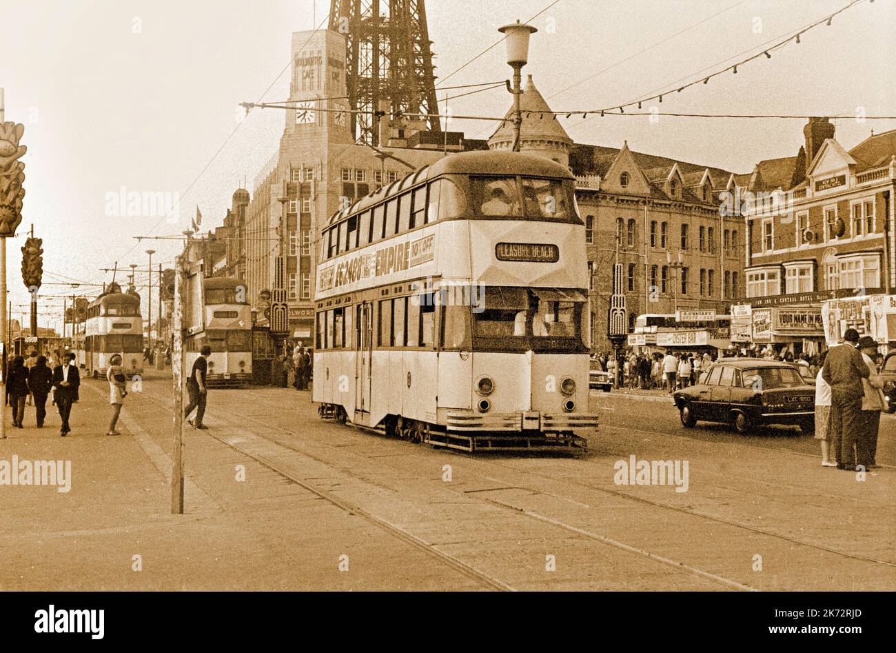 Vintage Blackpool Tram, Lancashire, Golden Mile, ein Name, der der Promenade zwischen den Nord- und Südpiers gegeben wurde Stockfoto