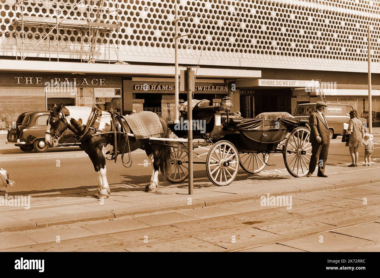 Vintage Blackpool, Lancashire, 1968, Pferdekutsche auf der Golden Mile Stockfoto