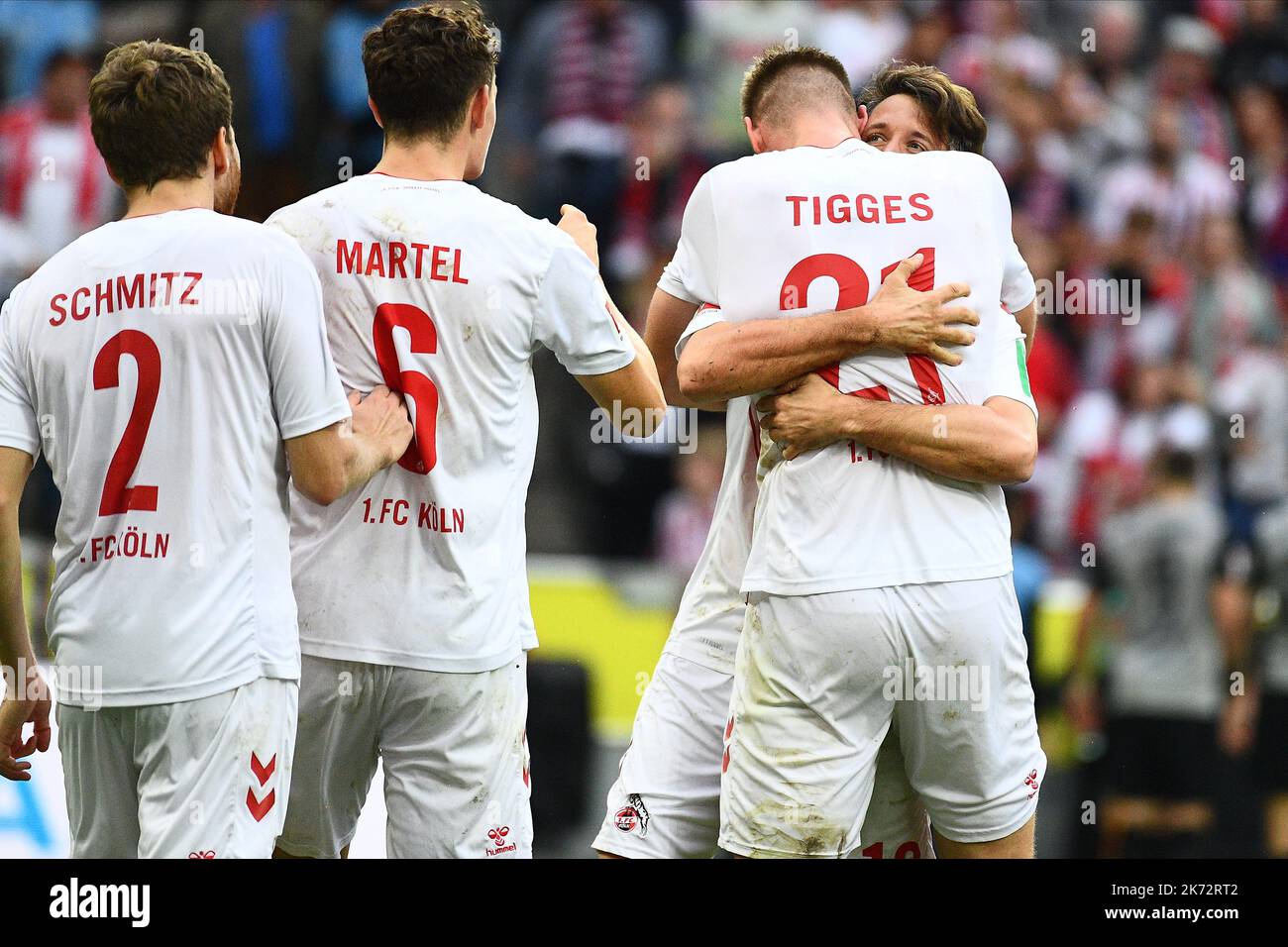 KÖLN, 16. OKTOBER 2022: Steffen Tigges, Mark Uth, Benno Schmitz feiert Tor. Das Fußballspiel der Bundesliga 1. FC Köln gegen FC Augsb Stockfoto