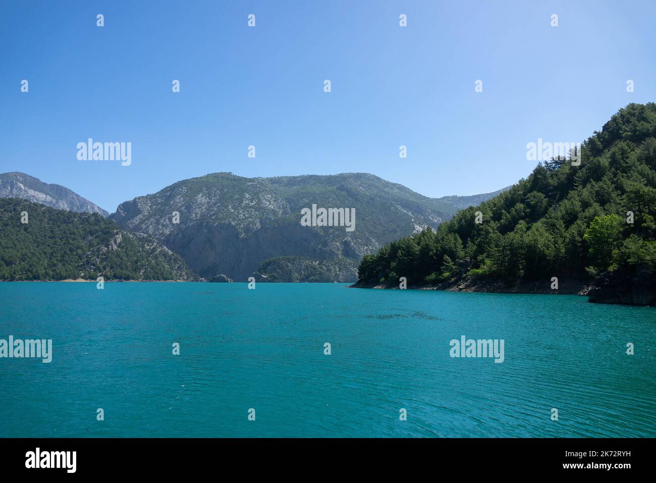 Blick auf den See und die Bergklippen im Bereich des Oimapinar-Staudamms. Landschaft des Grünen Canyons, Manavgat, Antalya, Türkei Stockfoto