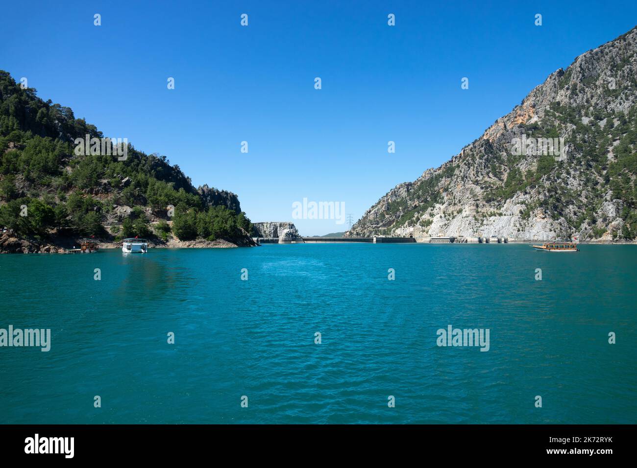 Blick auf den See und die Bergklippen im Bereich des Oimapinar-Staudamms. Landschaft des Grünen Canyons, Manavgat, Antalya, Türkei Stockfoto