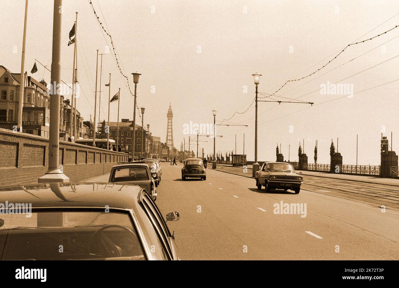 Vintage Blackpool, Lancashire, 1968. Annäherung an den Turm an der Nordküstenstraße. Stockfoto