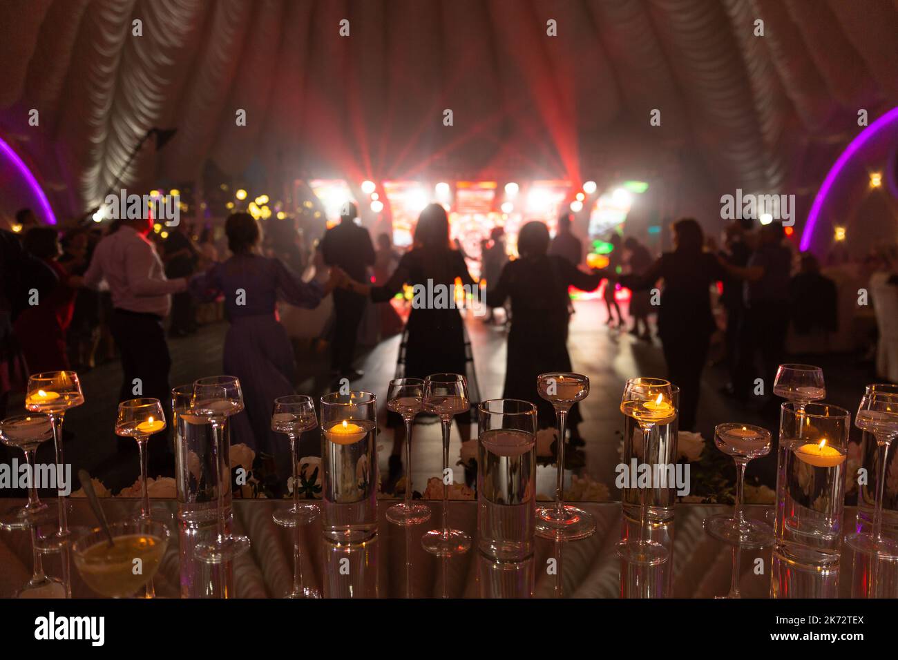 Vordergrund Fokus transparente Vasen Dekor auf Glastisch bei Disco-Party Stockfoto