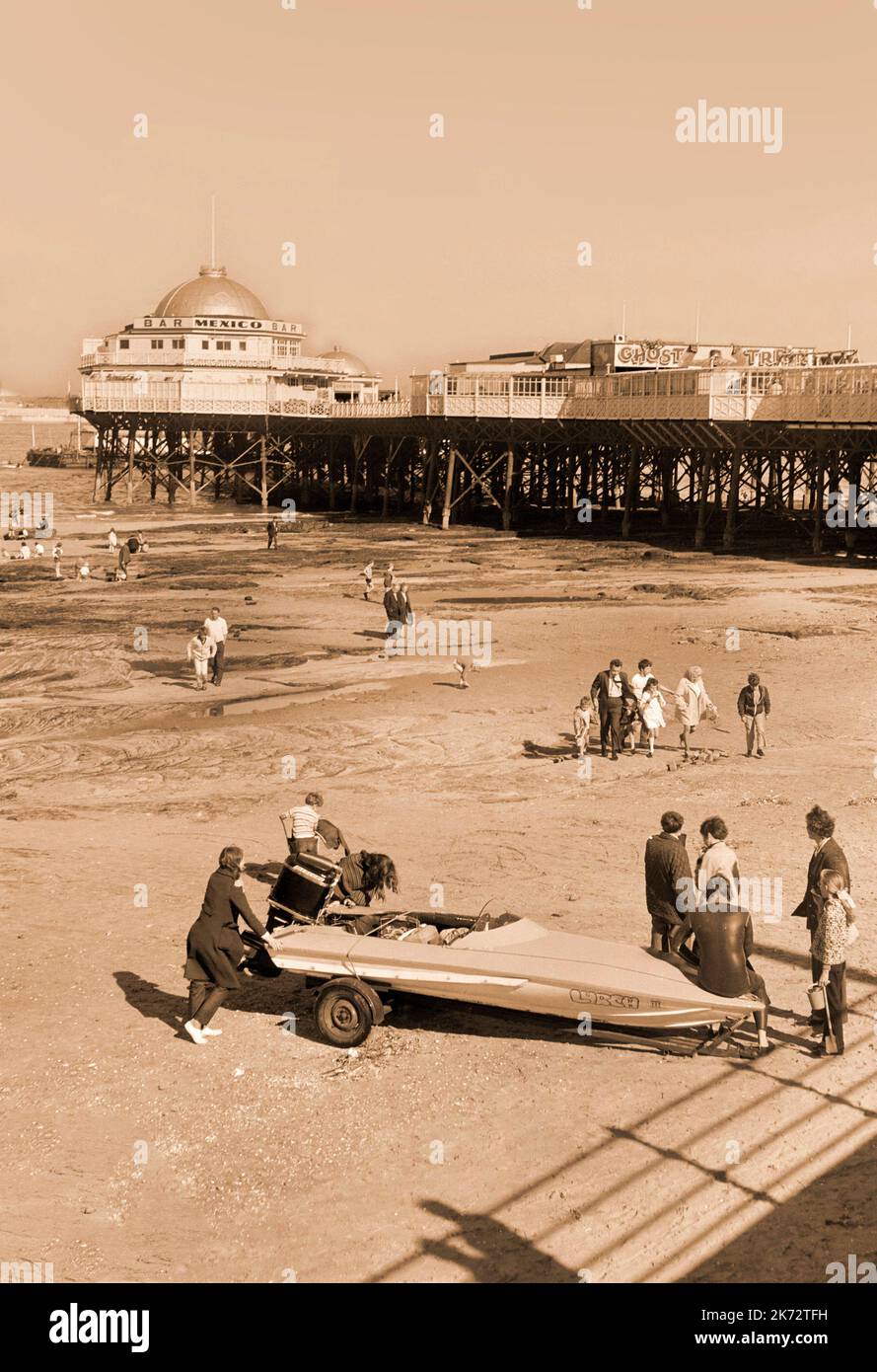 Vintage New Brighton, 1970, Badeort, der berühmte Pier mit Mexiko-Bar und Geisterbahn, Touristen genießen den Strand. Wallasey, Merseyside Stockfoto