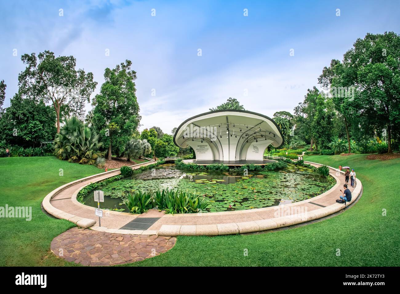 Die Shaw Foundation Symphony Stage wird für Konzerte im Freien in den Singapore Botanic Gardens genutzt. Ein UNESCO-Weltkulturerbe von Singapur. Stockfoto