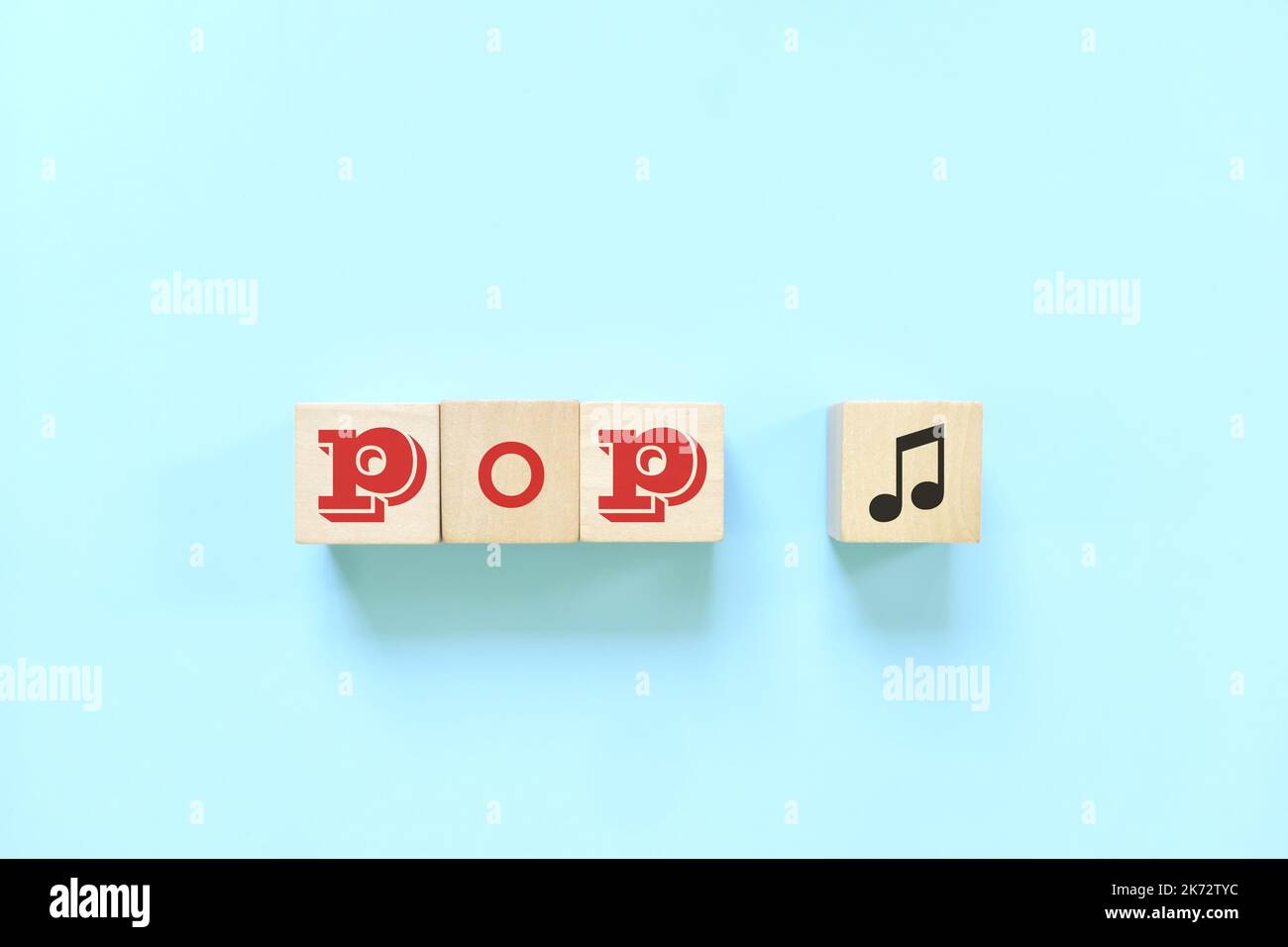 Pop-Musikgenre oder -Stilkonzept. Kreative flache Lay-Typografie-Komposition auf blauem Hintergrund. Stockfoto