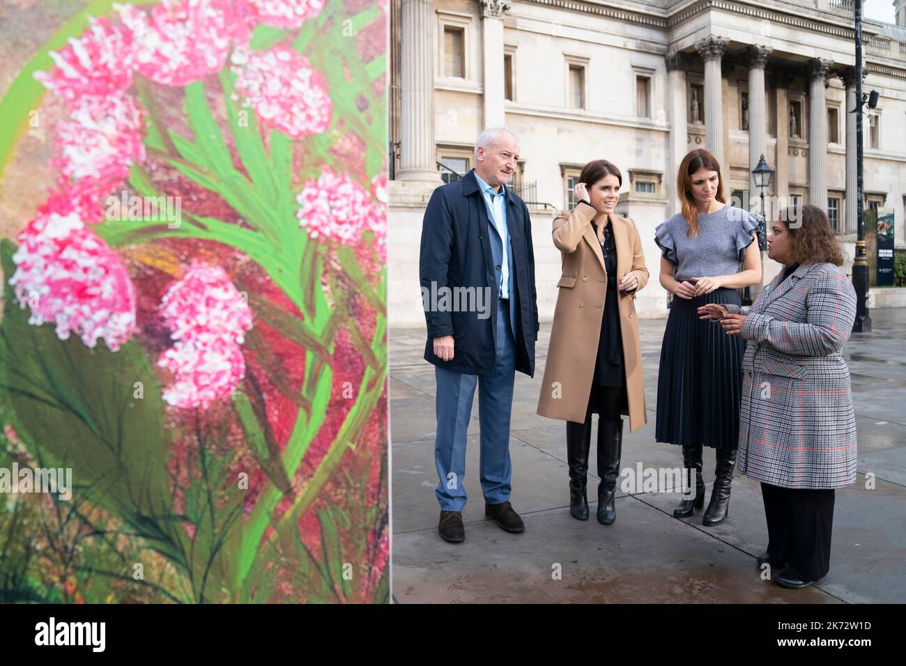 Prinzessin Eugenie mit Hestia-CEO Patrick Ryan (links), Mitbegründer des Anti-Slavery-Kollektivs Julia de Boinville (zweite rechts) und Hestia-Regionaldirektor Nahar Choudhury (rechts) bei einem Besuch der kollektiven Kunstausstellung Anti-Slavery im Trafalgar Square, London. Bilddatum: Montag, 17. Oktober 2022. Stockfoto