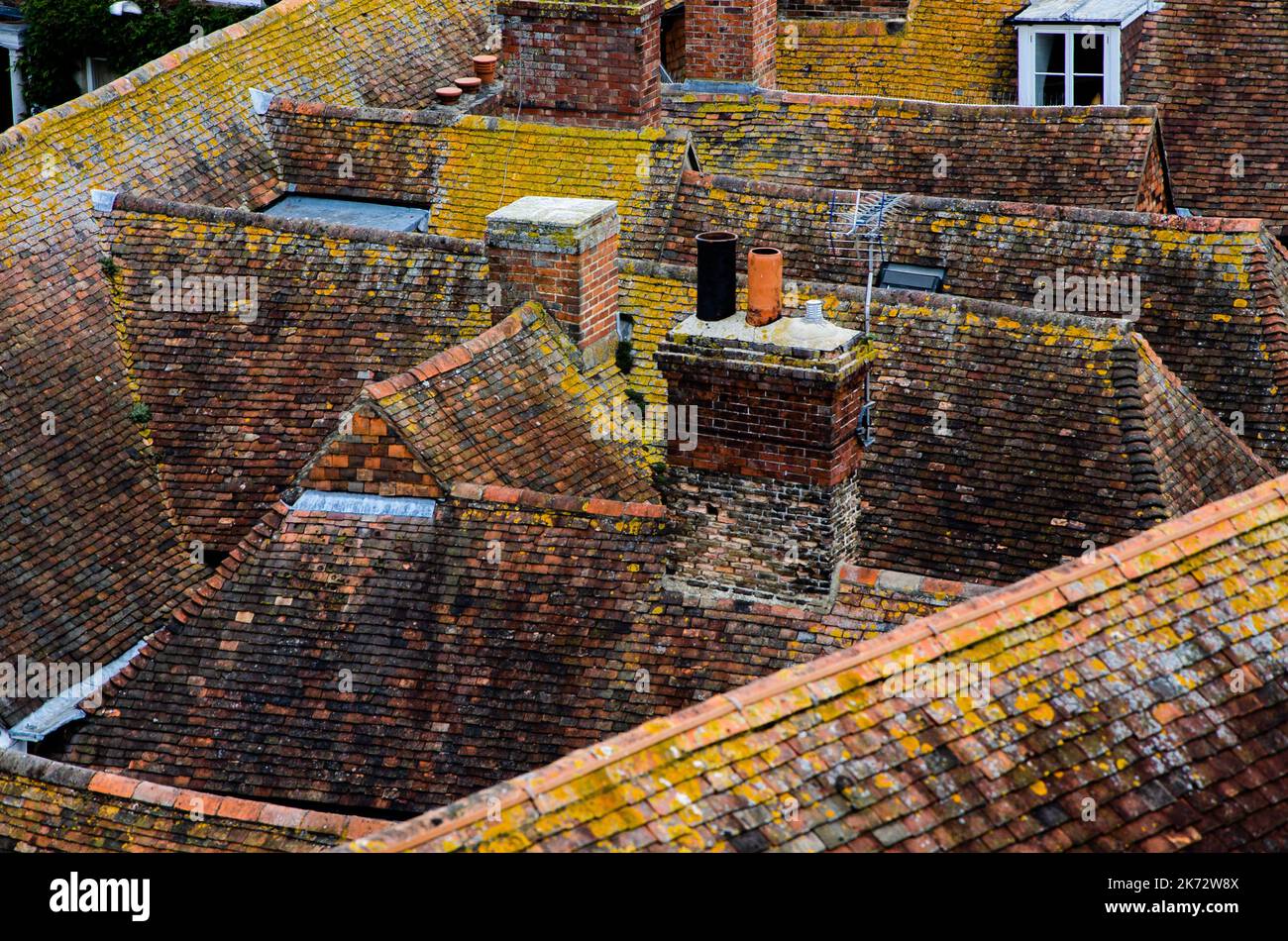 Die Dächer des Dorfes in England mit roten Fliesen und Moos schließen von oben Stockfoto