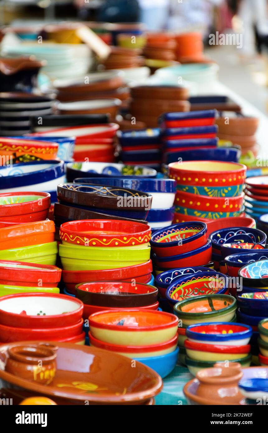 Bunte Schalen und Töpferwaren auf dem Markt auf Mallorca in Detailansicht Stockfoto