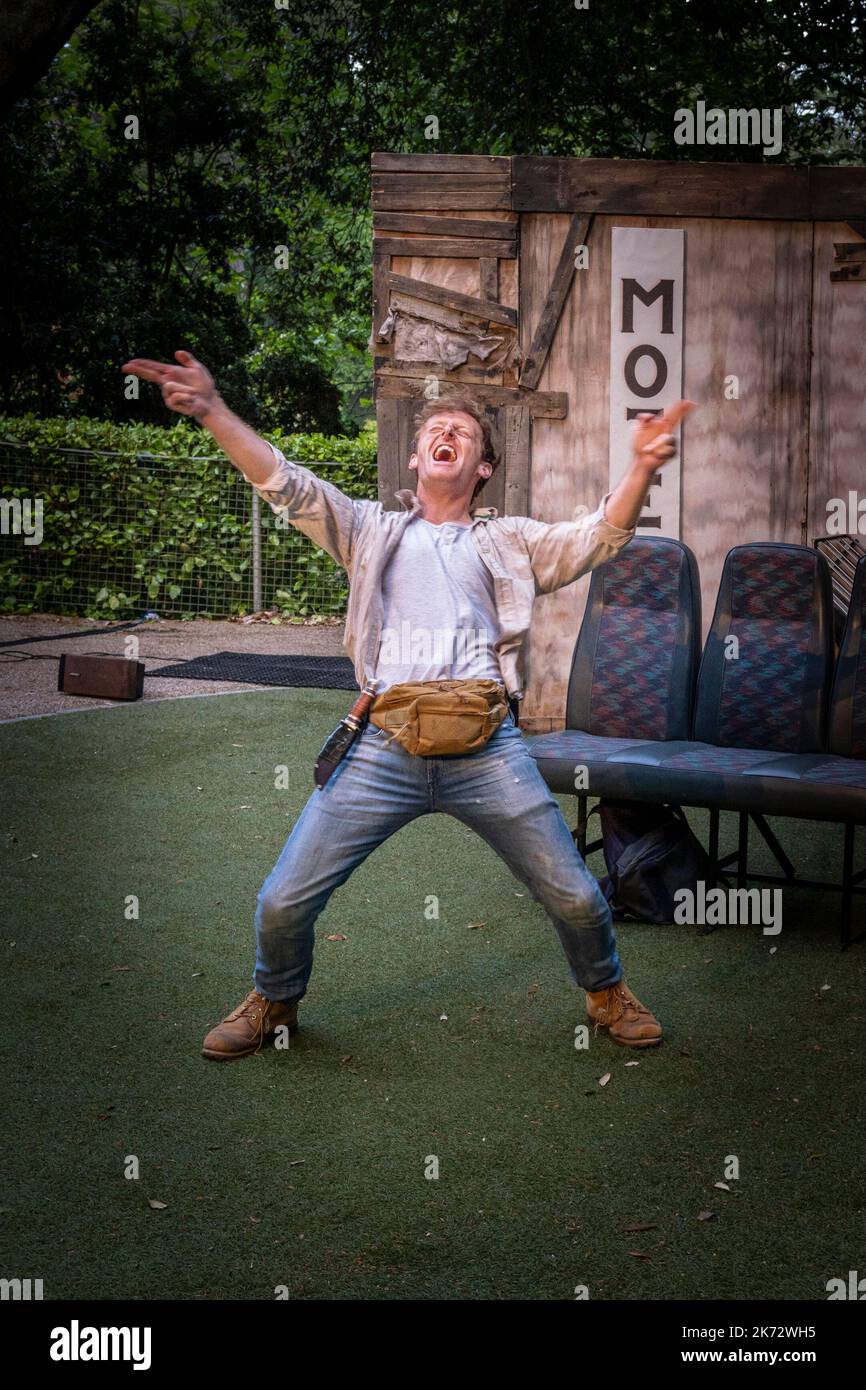 Eine Aufführung von Superstition Mountain von HA-HUM-HA Ha-Hum-Ha Theatre im Trebah Garden Amphitheatre in Cornwall in Großbritannien. Stockfoto