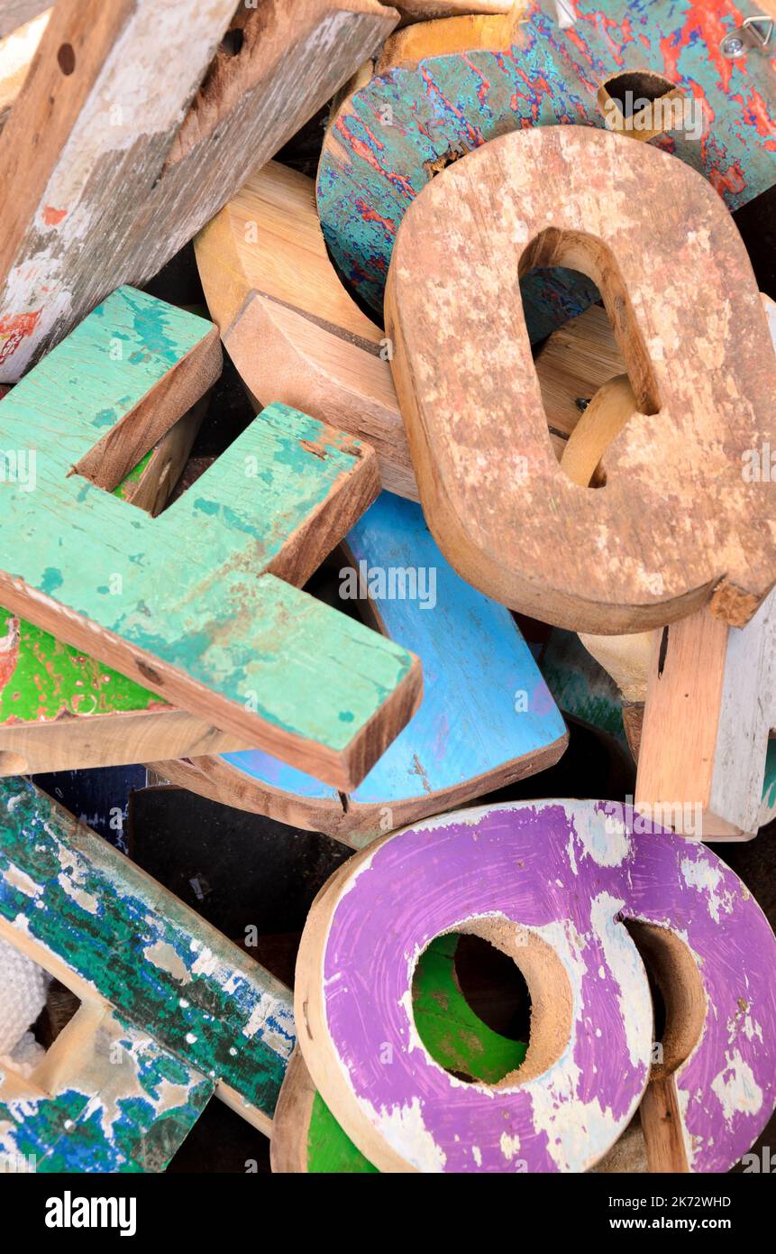 Farbige Holzbuchstaben und Zahlen in Detailansicht Stockfoto