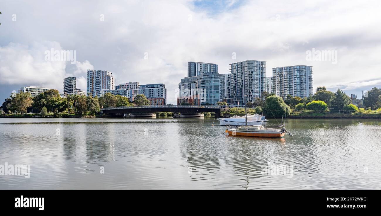 Der Vorort Wolli Creek in Sydney und Teil der Discovery Point-Entwicklung in Australien, fotografiert vom Tempe Reserve über den Cooks River Stockfoto