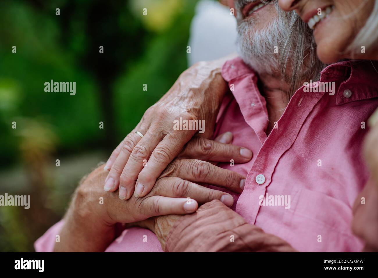 Nahaufnahme der streichelenden Hände eines verliebten älteren Paares. Stockfoto