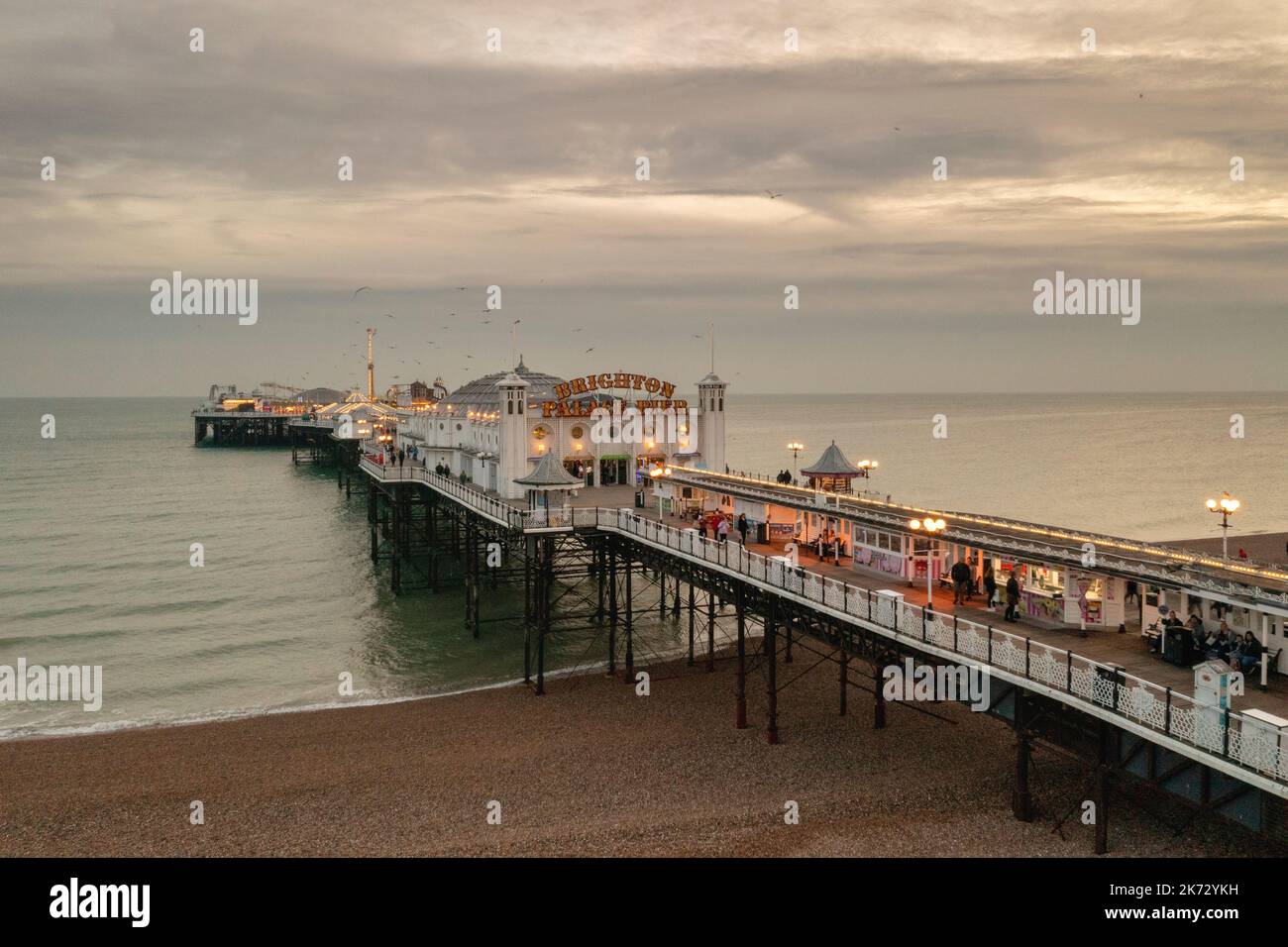 Brighton Palace Pier, mit Blick nach Süden auf das Meer bei Sonnenuntergang, Designer R. St. George Moore Stockfoto