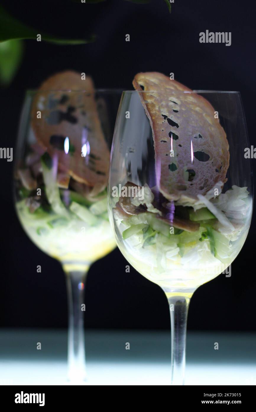 Frische Salatmischung in Cocktailgläsern auf schwarzem Hintergrund Nahaufnahme Stock Foto Stockfoto