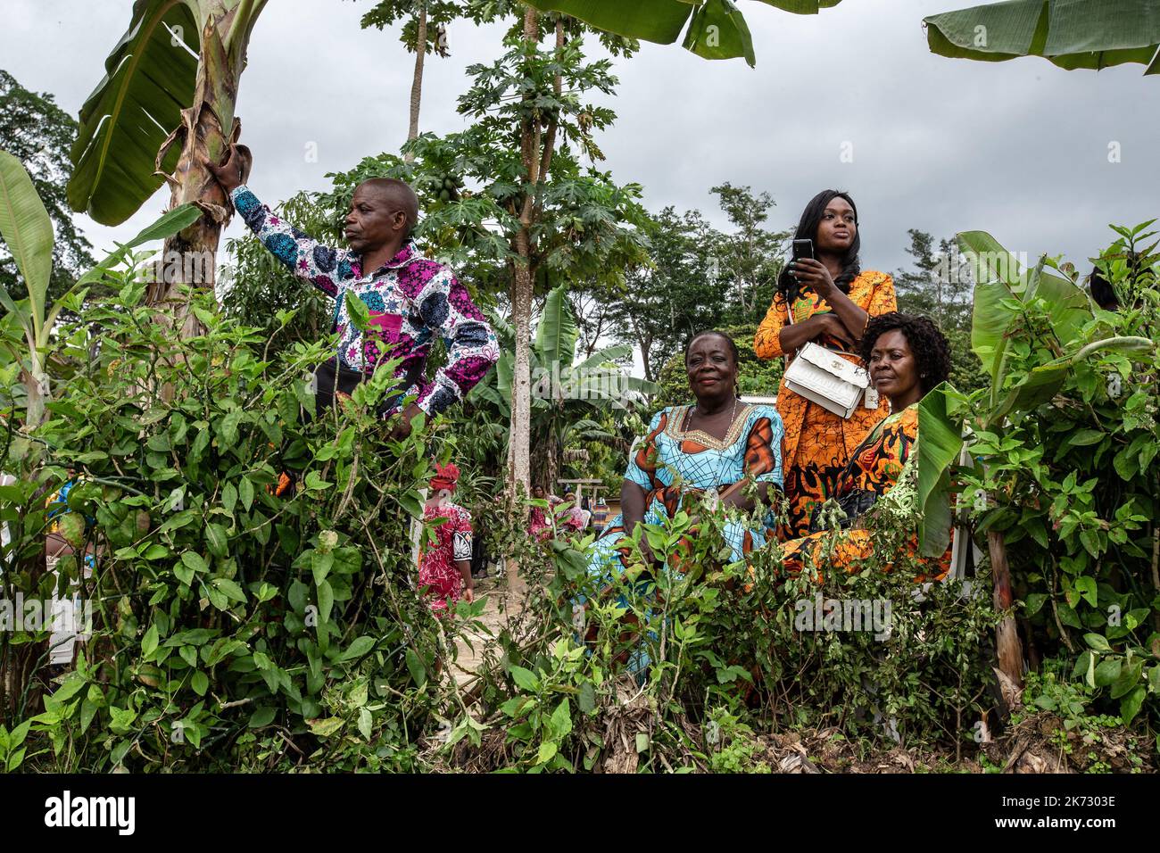 Frauen aus dem ländlichen Raum nehmen am Internationalen Tag in Nguibassal Teil. Stockfoto
