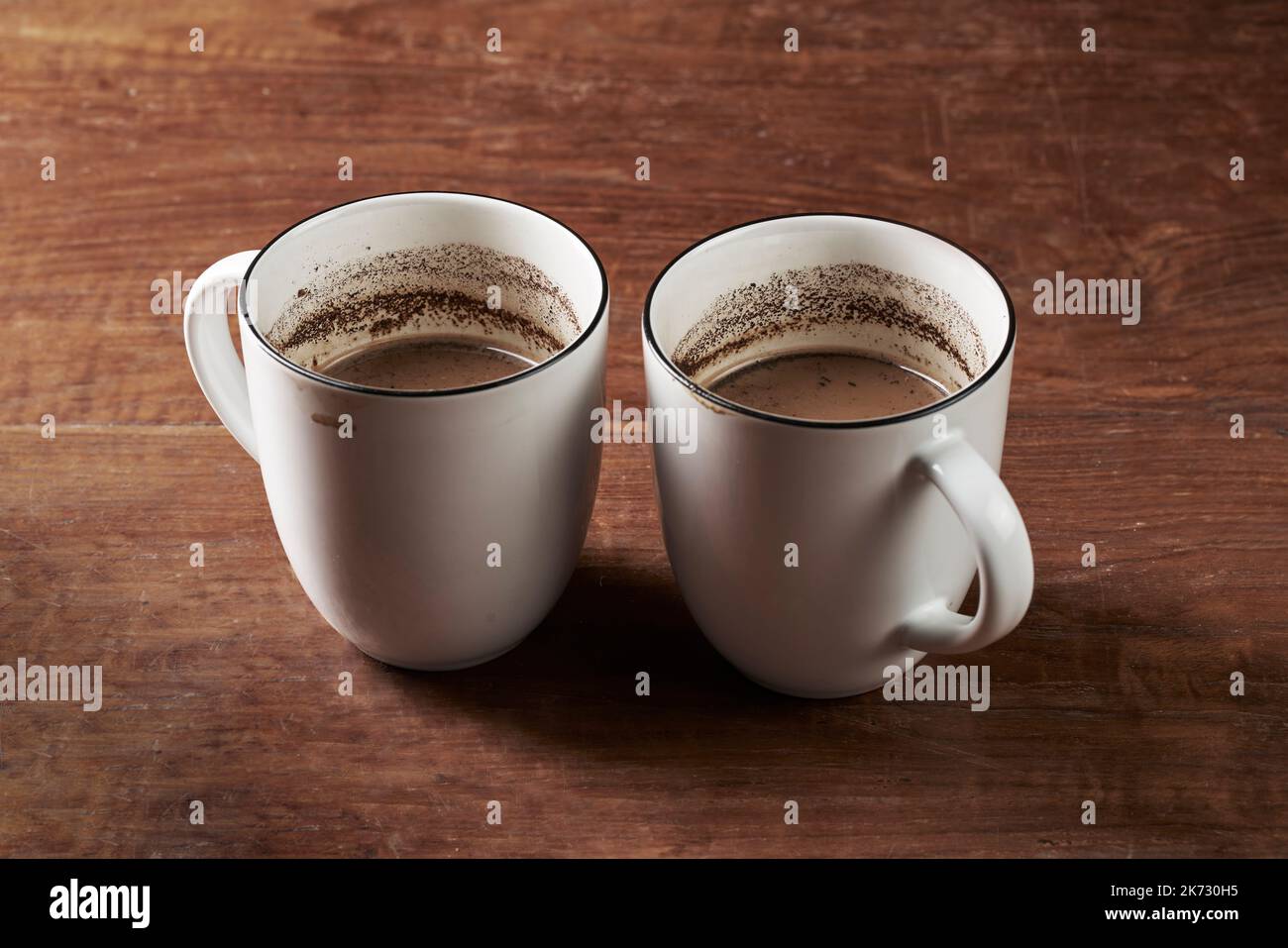 Zwei Gläser gebrühter Milchkaffee Stockfoto