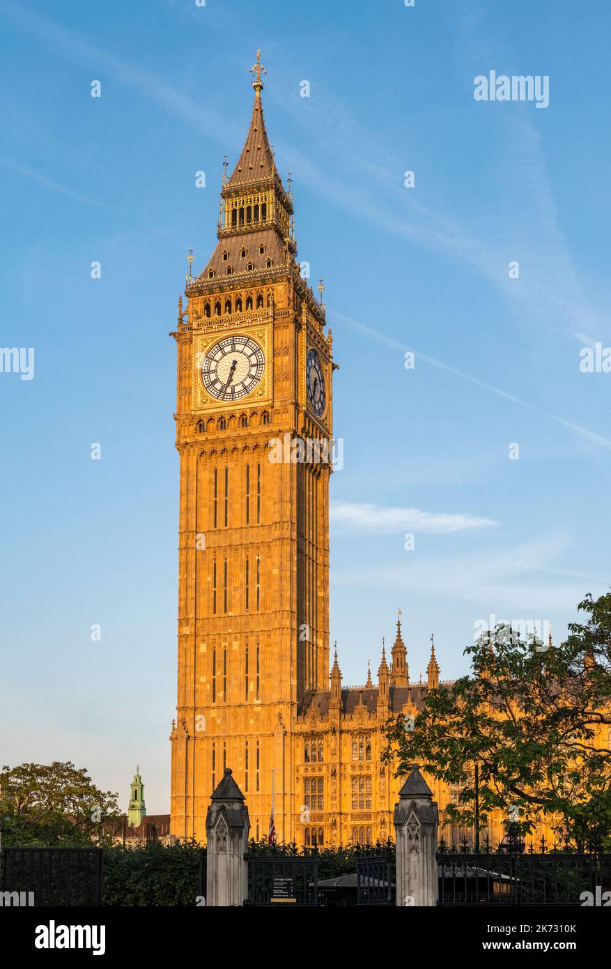 Der 96m-Uhr-Turm des Big Ben (der Elizabeth Tower), Teil des Palace of Westminster, nach seiner kürzlich 4-jährigen Renovierung, im späten Abendlicht Stockfoto