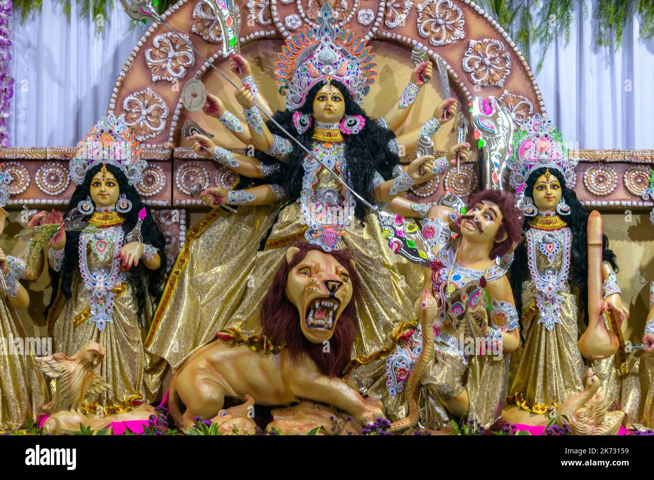 Ein schönes Idol von Maa Durga, das in einem mandal in Mumbai für das verheißungsvolle indische Festival von Durga Puja angebetet wird Stockfoto