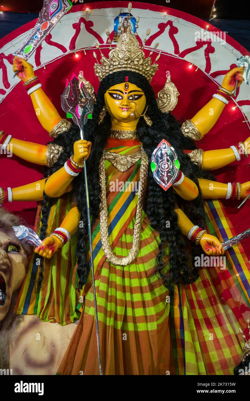Ein schönes Idol von Maa Durga, das in einem mandal in Mumbai für das verheißungsvolle indische Festival von Durga Puja angebetet wird Stockfoto