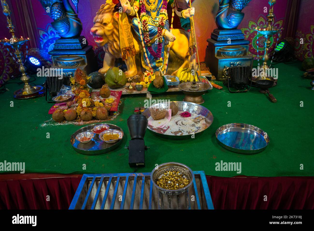 Schöne Angebote in einem Tempel in Mumbai für das verheißungsvolle indische Festival von Navratri Stockfoto