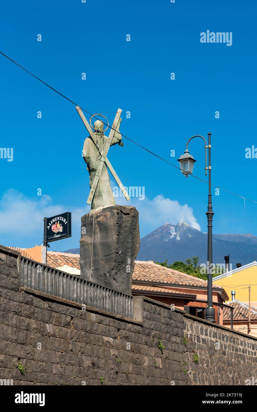 Im sizilianischen Dorf Milo, hoch auf dem Ätna, schützt eine Statue des lokalen schutzpatrons (St. Andreas) vor der Gefahr eines Ausbruchs Stockfoto