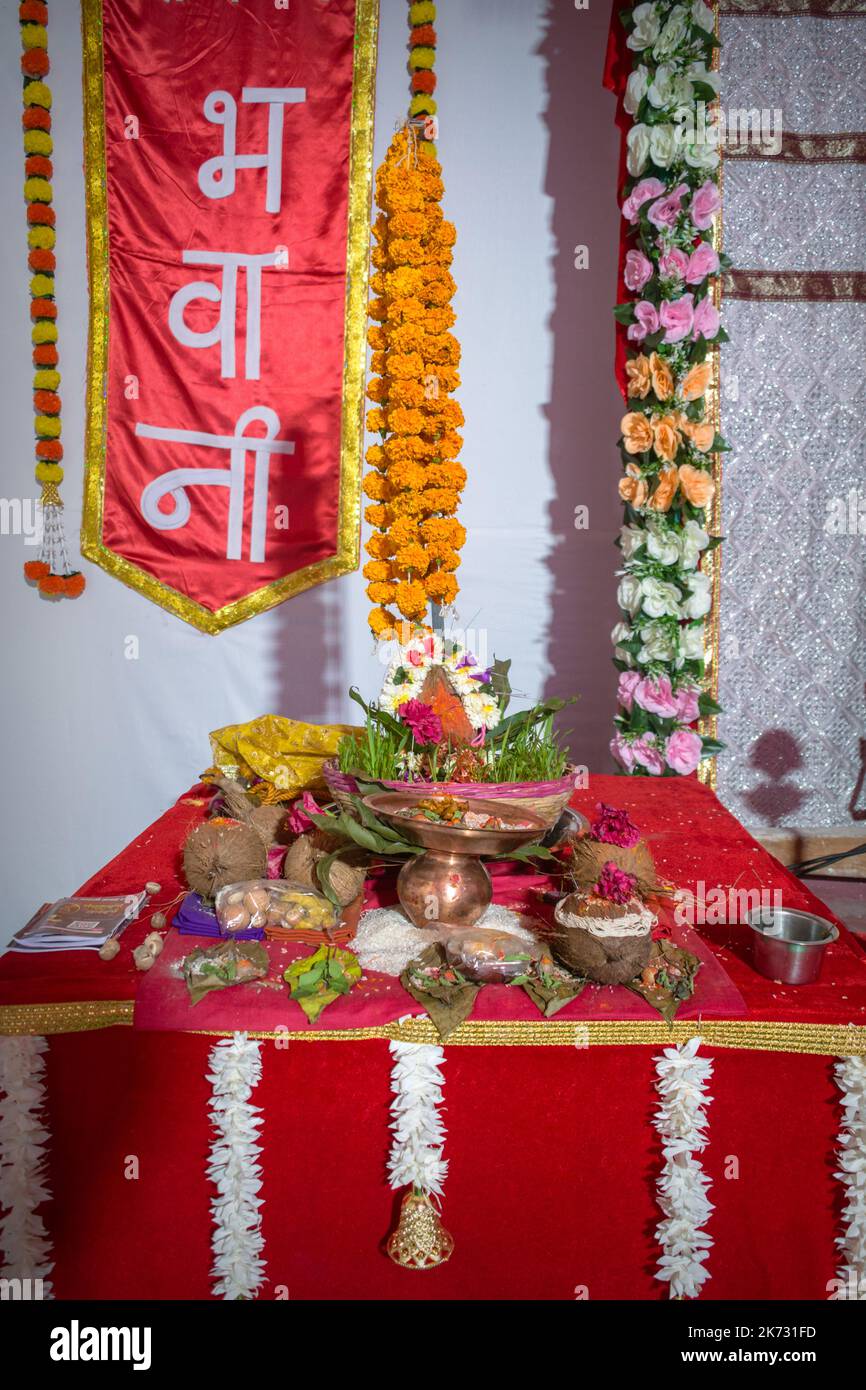 Schöne Angebote in einem Tempel in Mumbai für das verheißungsvolle indische Festival von Navratri Stockfoto