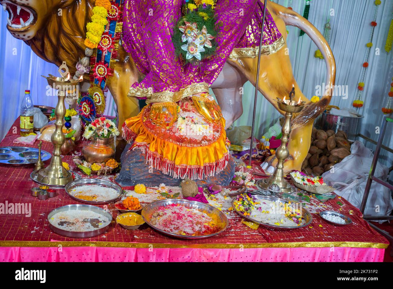 Schöne Angebote in einem Tempel in Mumbai für das verheißungsvolle indische Festival von Navratri Stockfoto