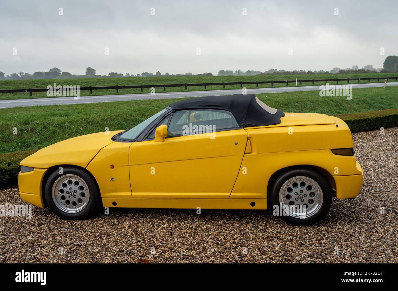 Brummen, Provinz Gelderland, Niederlande, 15.10.2022, Seitenansicht von Alfa Romeo RZ E2 aus dem Jahr 1995, Roadster Zagato Cabriolet Stockfoto