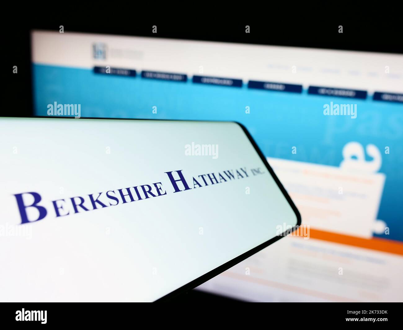 Mobiltelefon mit Logo der US-Holding-Gesellschaft, der Firma, der Firma, auf dem Bildschirm vor der Website. Konzentrieren Sie sich auf die Mitte rechts des Telefondisplays. Stockfoto