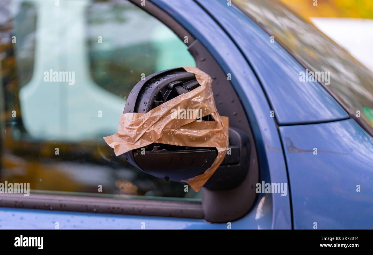 Vandalismus am Außenspiegel eines Autos Stockfoto