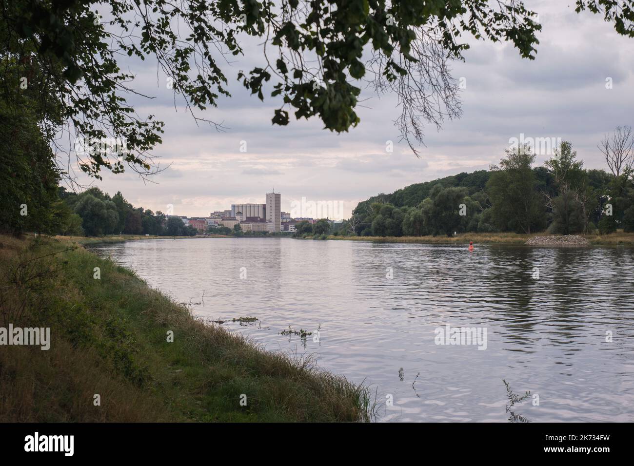 23. August 2022, Riesa, Deutschland. Blick auf das Fabrikgebäude vom Ufer der Elbe aus Stockfoto