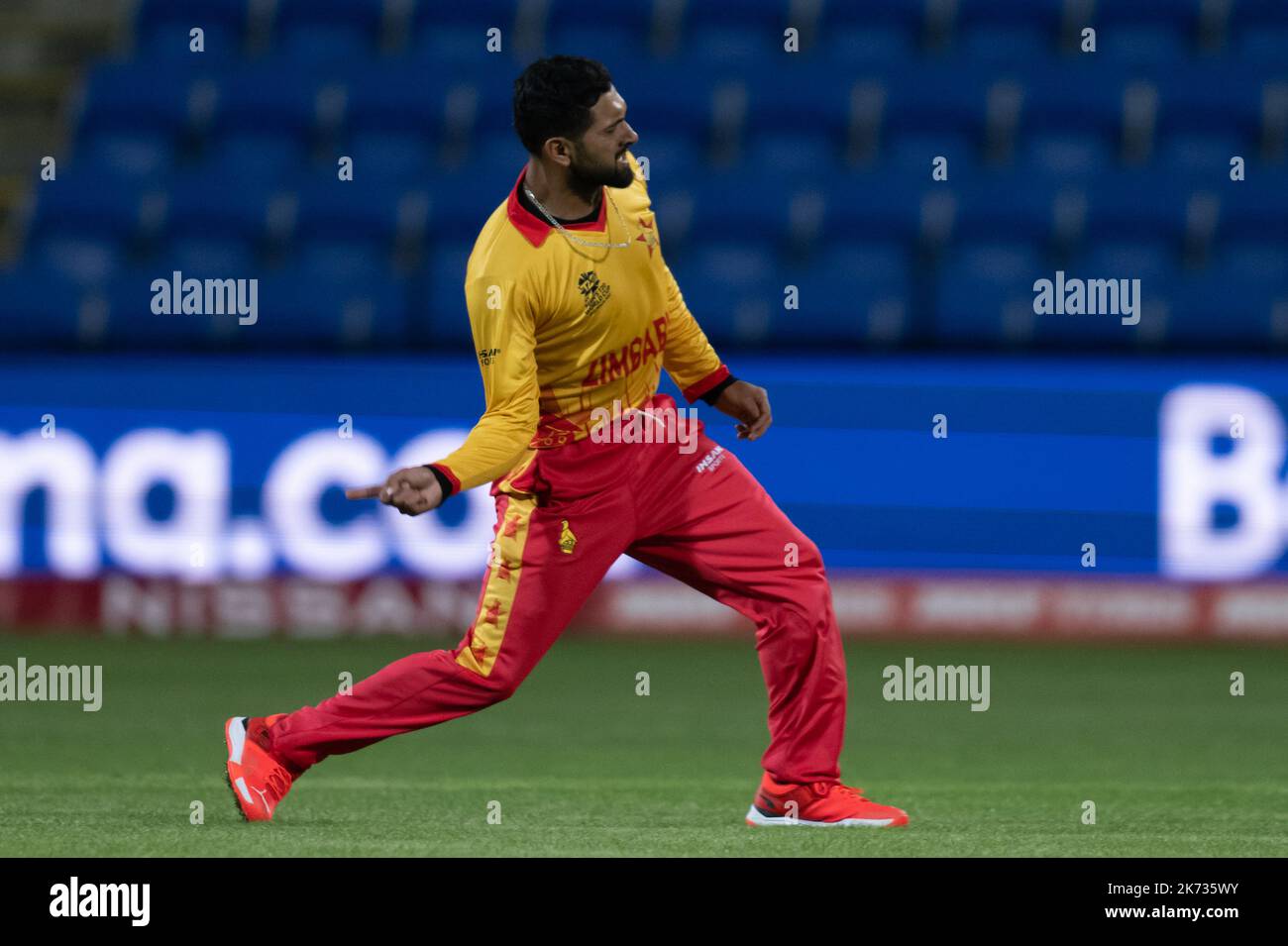 Hobart, Australien. 17.. Oktober 2022. Sikandar Raza aus Simbabwe feiert, nachdem er George Dockrell aus Irland während des ICC Men's World Cup Match T20 zwischen Irland und Simbabwe am 17. Oktober 2022 in Hobart, Australien, im Bellerive Oval aufgenommen hat. BILD NUR FÜR REDAKTIONELLE VERWENDUNG - AUSSCHLIESSLICH KEINE KOMMERZIELLE NUTZUNG Quelle: Izhar Ahmed Khan/Alamy Live News/Alamy Live News Stockfoto