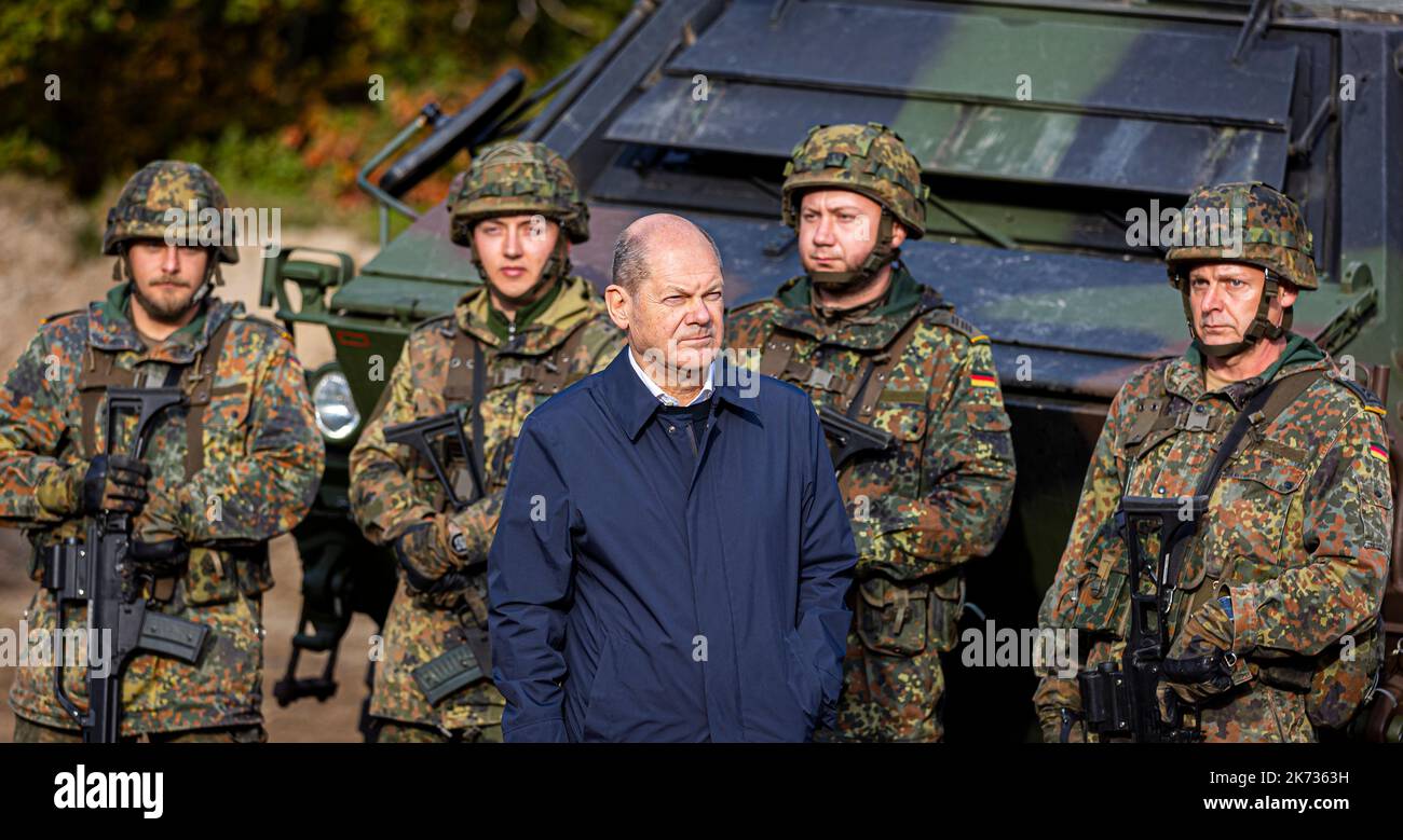 Ostenholz, Deutschland. 17. Oktober 2022. Bundeskanzler Olaf Scholz (SPD, M) steht im Landkreis Heidekreis in der Lüneburger Heide vor der Trainings- und Einweisungsübung der Armee zwischen Soldaten. Quelle: Moritz Frankenberg/dpa/Alamy Live News Stockfoto