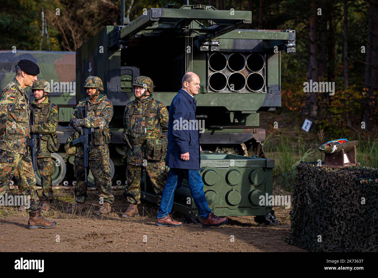 Ostenholz, Deutschland. 17. Oktober 2022. Bundeskanzler Olaf Scholz (SPD, r) geht vor den Soldaten vor der Ausbildungs- und Einweisungsübung der Armee im Heidekreis Lüneburger Heide. Quelle: Moritz Frankenberg/dpa/Alamy Live News Stockfoto