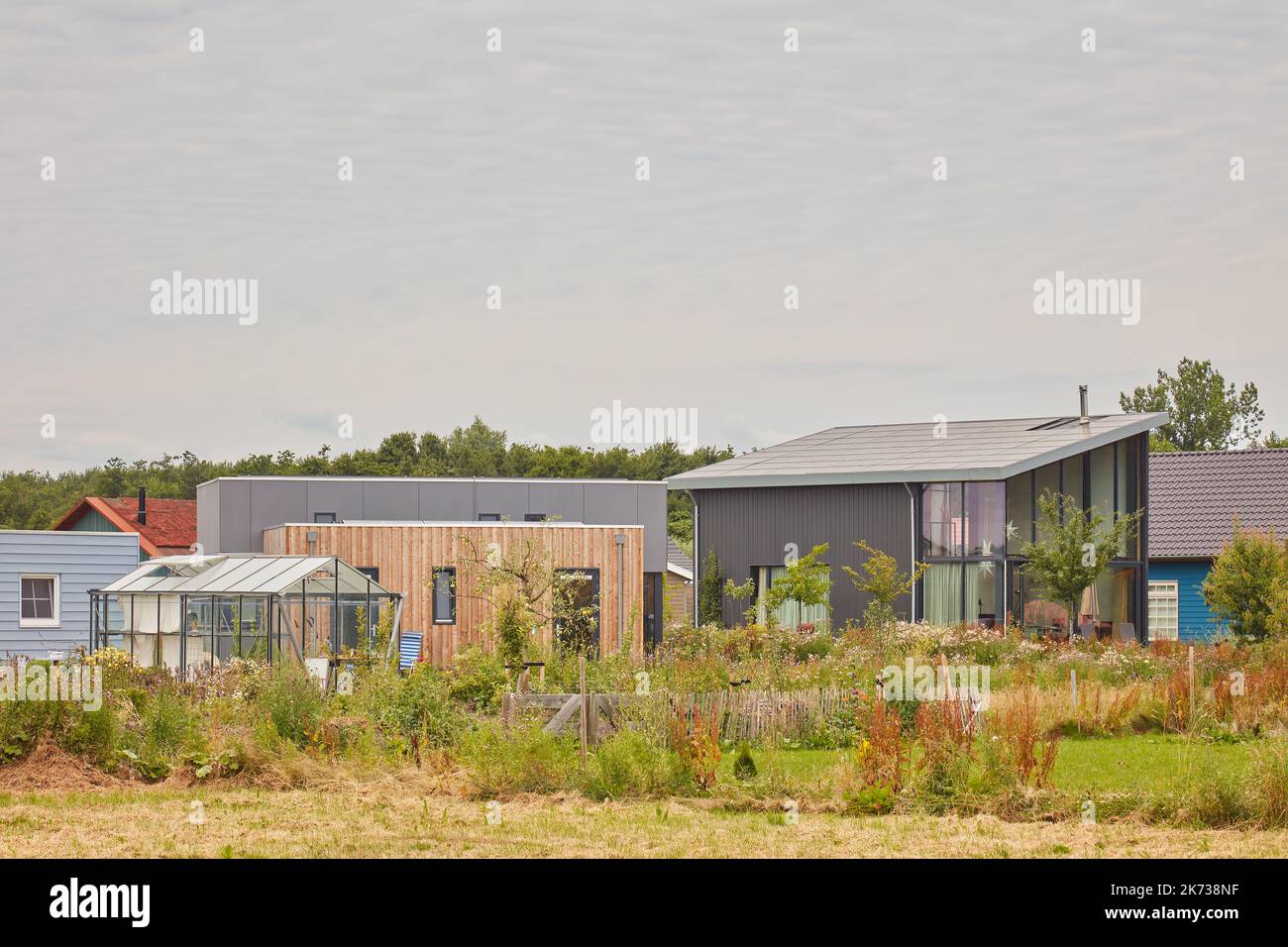 Almere, Niederlande - 14. Juli 2022: Neue niederländische Häuser wurden von eigenen Eigentümern in Almere, Niederlande, entwickelt und gebaut Stockfoto