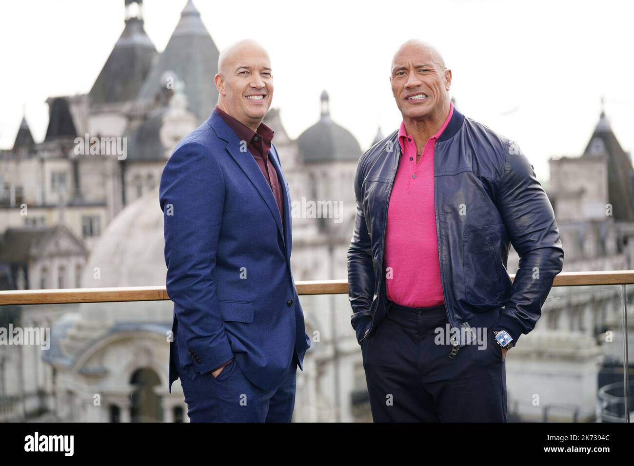 Produzent Hiram Garcia und Dwayne Johnson (rechts), während eines Fotogesprächs für Warner Bros' Black Adam im Corinthia in London. Bilddatum: Montag, 17. Oktober 2022. Stockfoto