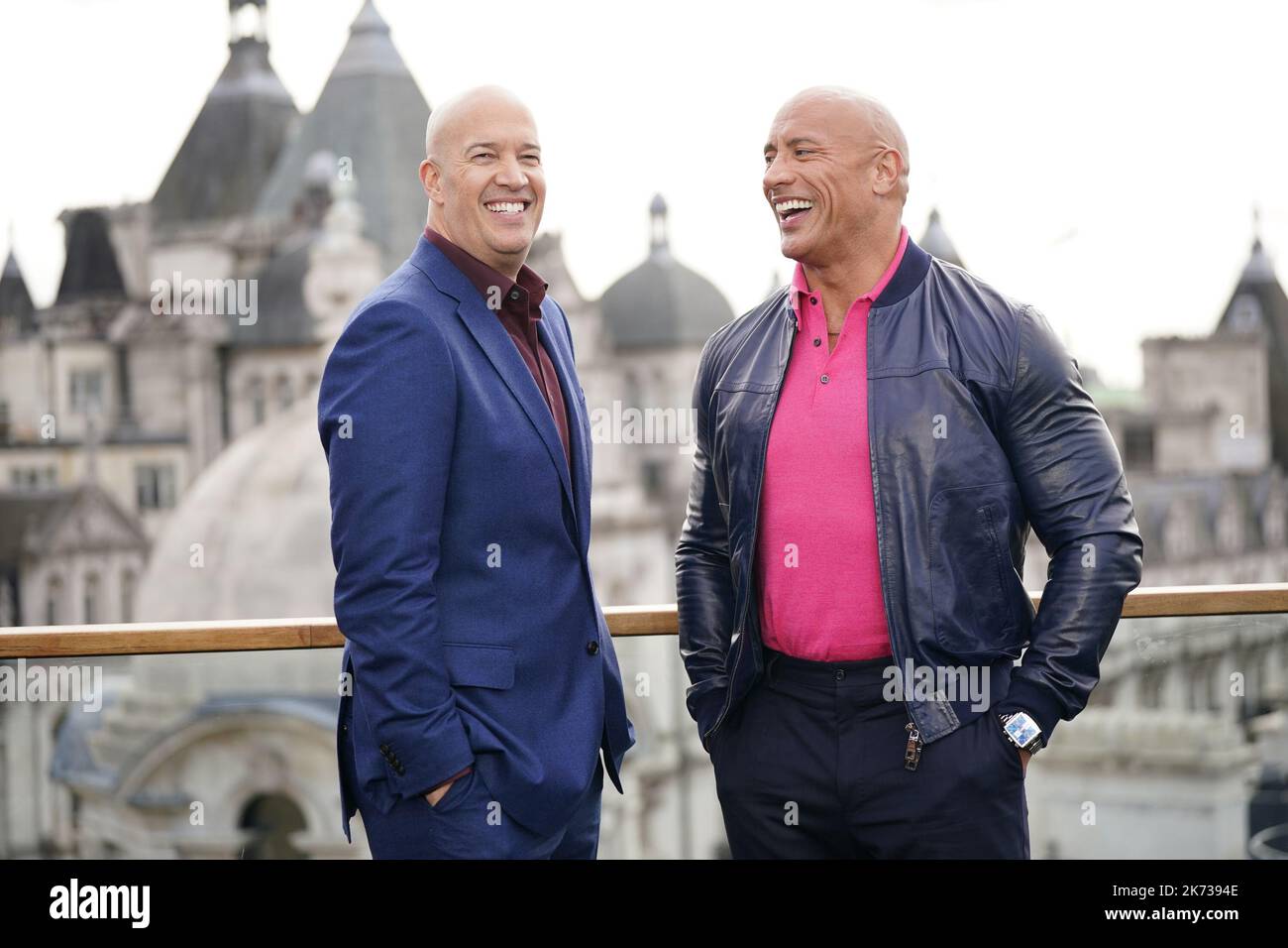Produzent Hiram Garcia und Dwayne Johnson (rechts), während eines Fotogesprächs für Warner Bros' Black Adam im Corinthia in London. Bilddatum: Montag, 17. Oktober 2022. Stockfoto