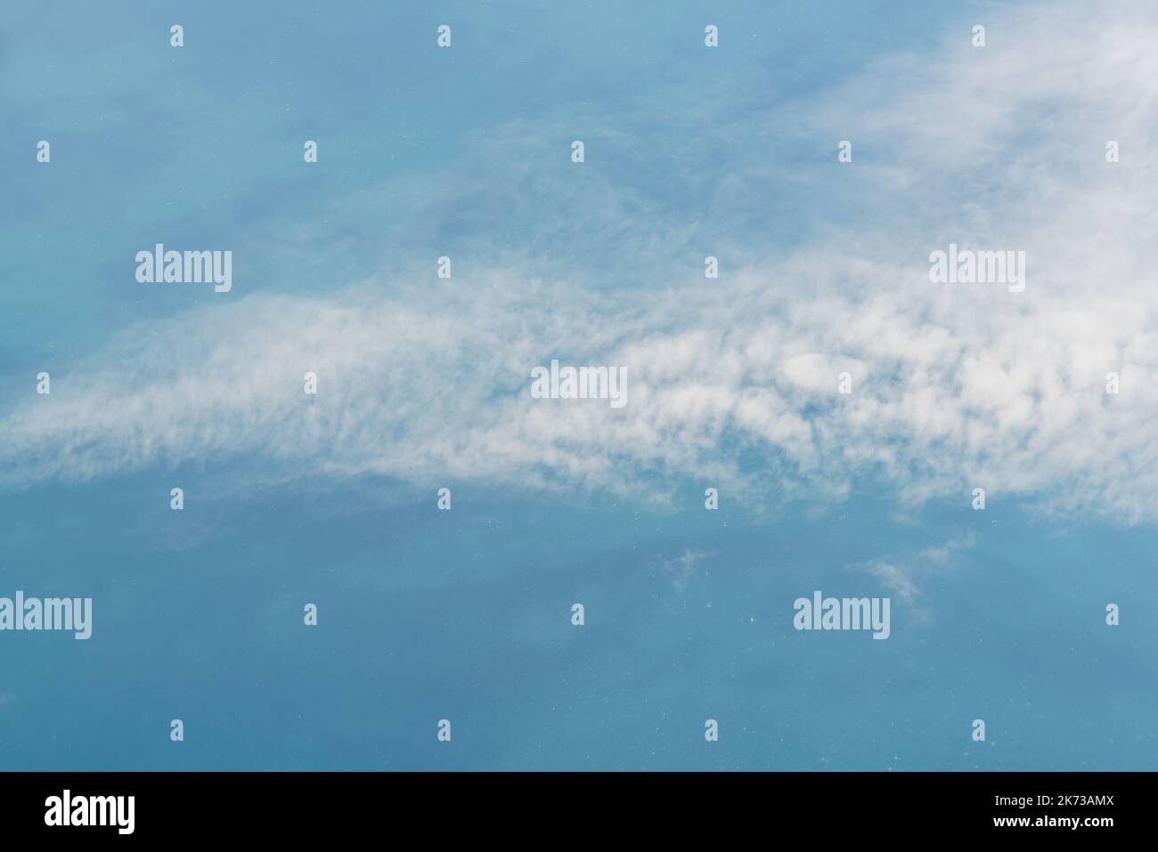 Ein Panoramablick auf das Tageslicht und über alle Wolken unter dem blauen Himmel, Himmel und Wolken Banner, Tapete Konzept. Hochwertige Fotos Stockfoto