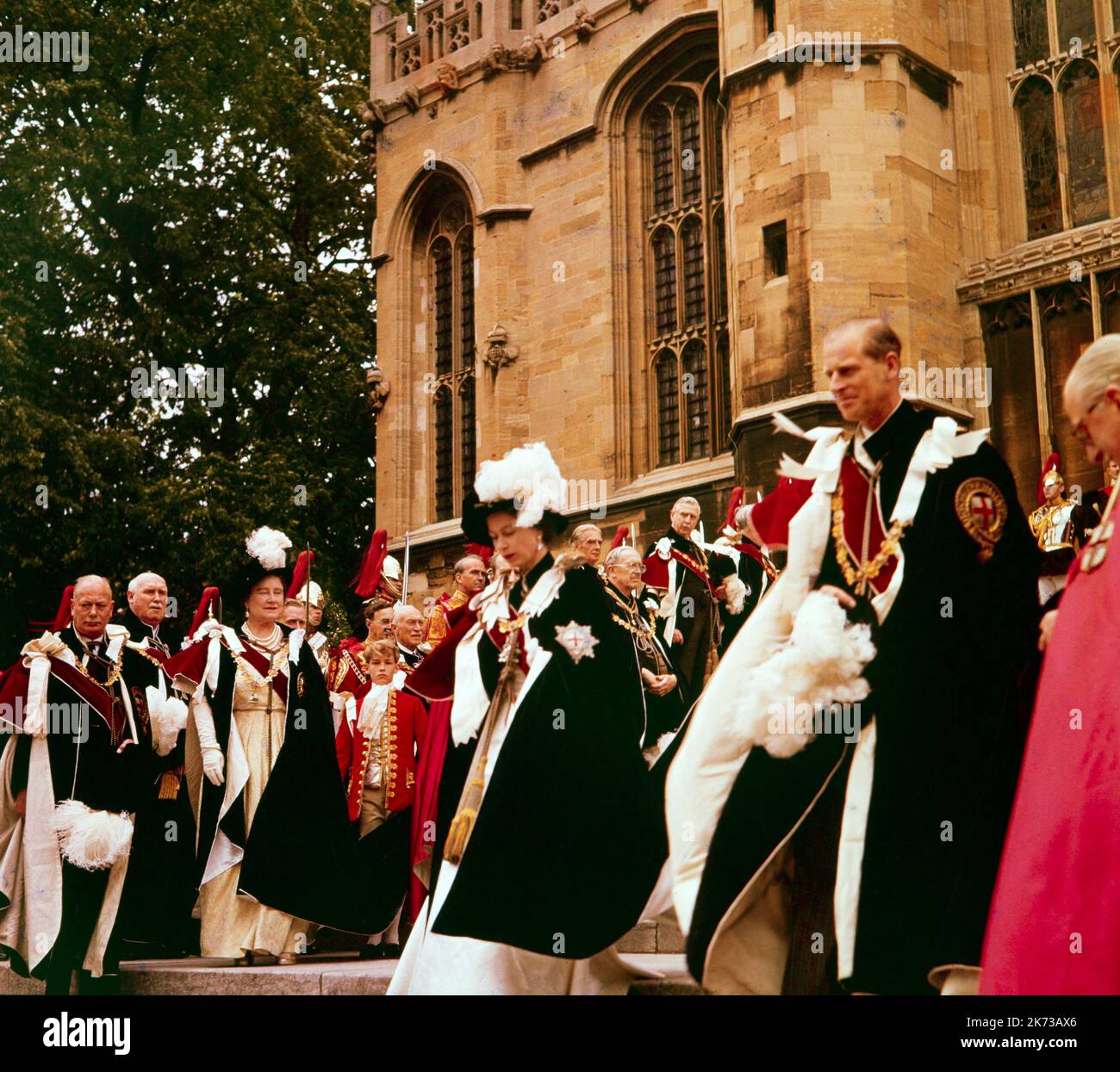 Königin Elizabeth und Prinz Phillip nehmen Anfang 1960s an der Trauerzeremonie im Schloss Windsor Teil. Stockfoto